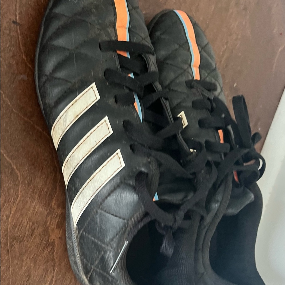 soccer cleats - Picture 2 of 4